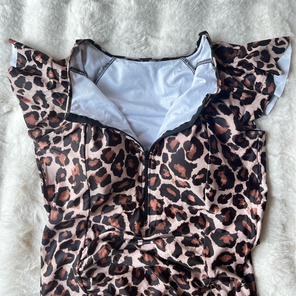 NWOT Flutter Sleeve Zipper Swimsuit - Picture 3 of 4
